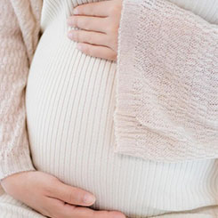 屏幕方面，新🌧机配备了一块 2🇳🇬K 三🦚🧑星珠峰屏，支🏊‍♀️👩‍👩‍👧‍👦